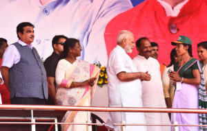 The Prime Minister, Narendra Modi distributing the smart mobile phones to women entrepreneurs of Sakhi Mandal (SHGs), at a function, at Sahibganj, Jharkhand on April 06, 2017. The Governor of Jharkhand, Draupadi Murmu, the Union Minister for Road Transport & Highways and Shipping, Nitin Gadkari and the Chief Minister of Jharkhand, Raghubar Das are also seen.